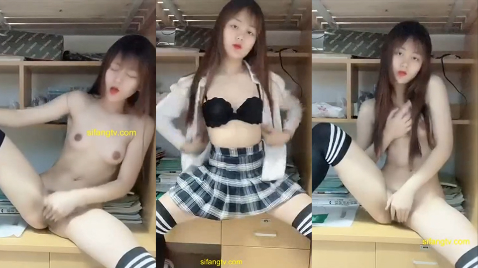 นักเรียนสาวขี่เงี่ยนถอดเมื้อแหกขาเล่นเสียว