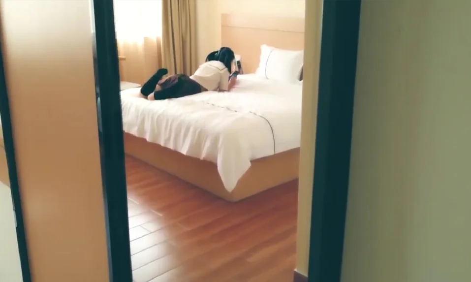 นักเรียนจีนเธอนอนเล่นอยู่และโดนแฟนหนุ่มเข้ามาจับเย็ดและถ่ายคลิป