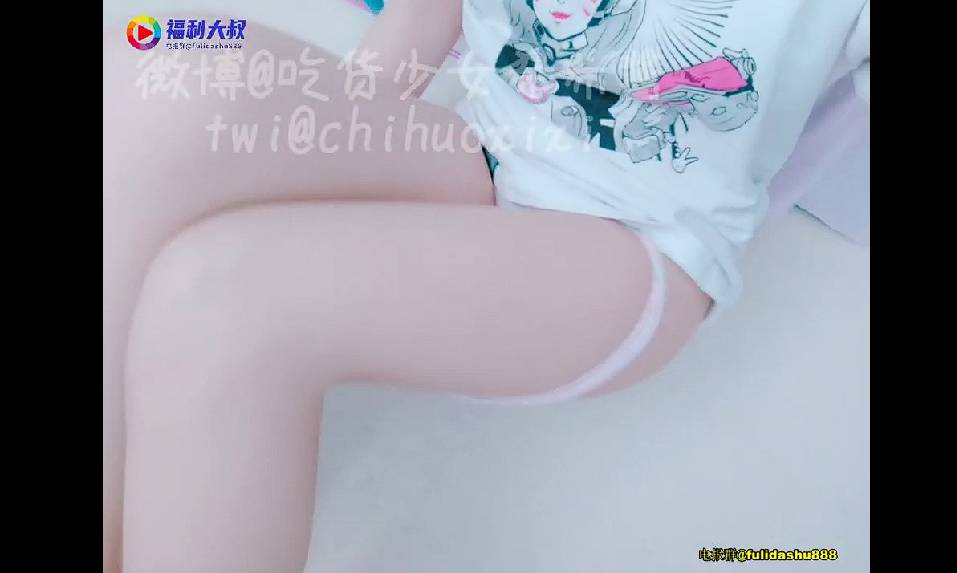 สาวจีนถ่ายคลิปลงทวิตเตอร์ของเธอและขย่ำนมโชว์ก่อนจะเกี่ยวเบ็ดโชว์ช้าๆ