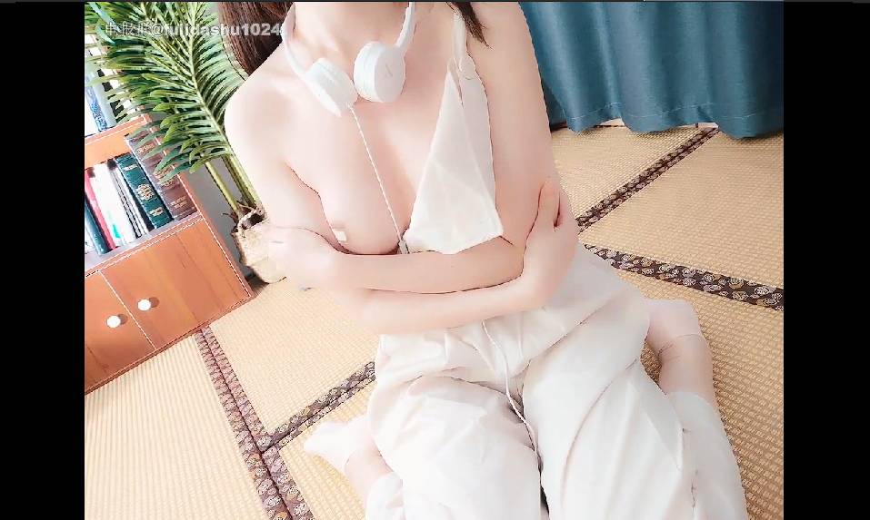 สาวจีนขาวเนี่ยนเธอตั้งกล้องไลฟืสดช่วยตัวเองในกลุ่มลับของเธอ