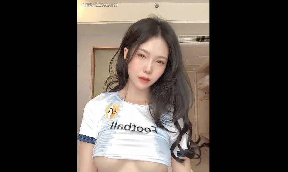 สาวจีนหน้าสวยทำการใส่ชุดกีฬาและทำการขย่ำนมของเธอมาโชว์ในกลุ่มลับ