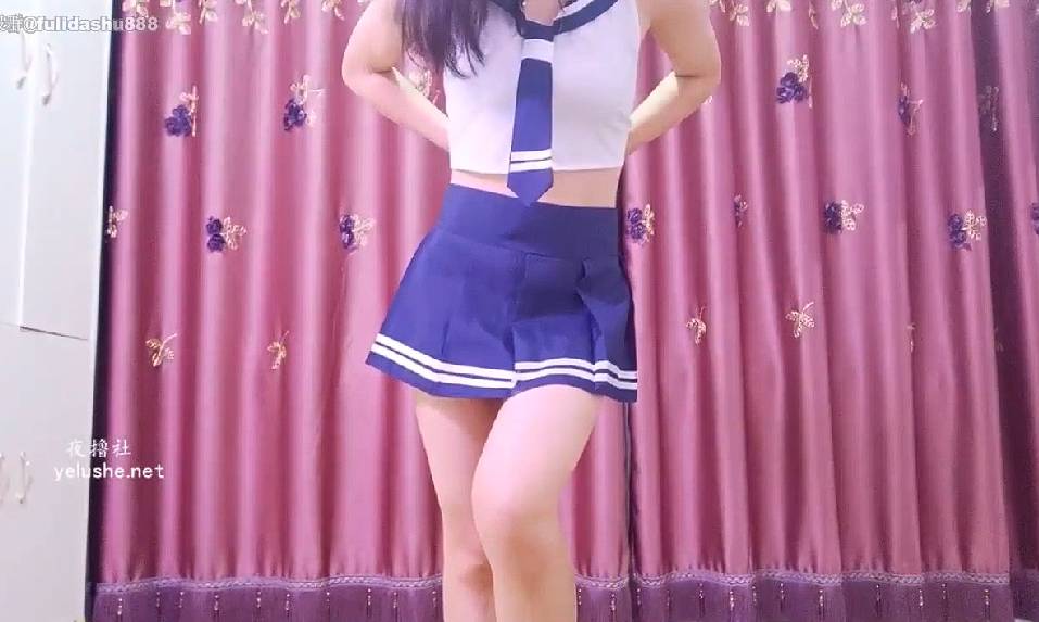 สาวสวยใส่ชุดนักเรียนและทำการเล่นนมโชว์ก่อนใช้ดิ้ลโด้กระแทกหีของเธอแบบเมามัน